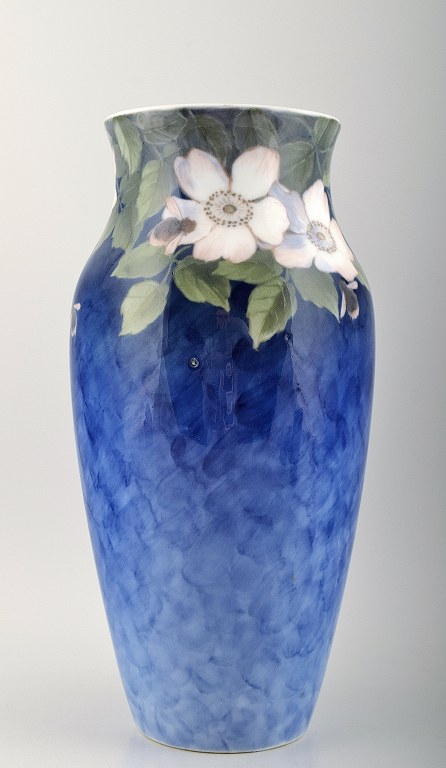 Royal Copenhagen vase dekoreret med blomster. 
