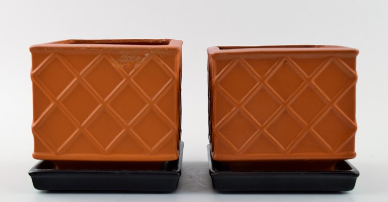 Gustavsberg, Wilhelm Kage, a pair of plant pots in red earthenware.
