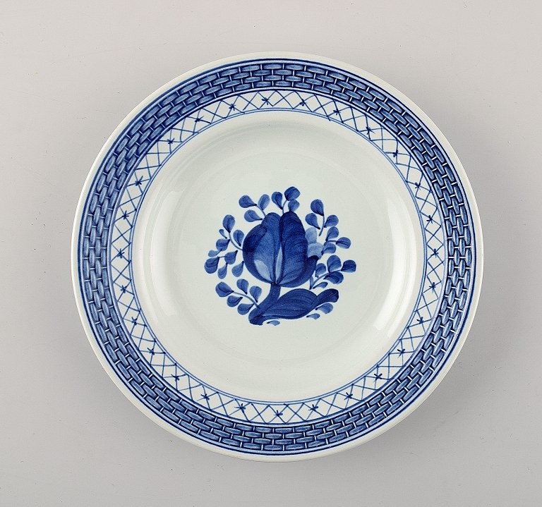 Small Tranquebar cake plate from Royal Copenhagen / Aluminia.
Decoration number 11/944.