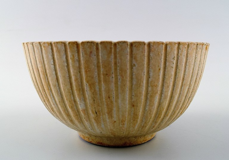 Arne Bang, b. Frederiksberg 1901, d. Fensmark 1983.
Stoneware bowl.