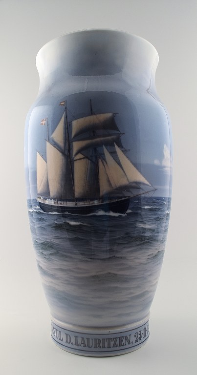 Large and impressive unique Royal Copenhagen vase in 1934, painted
by Christian Benjamin Olsen 1934.