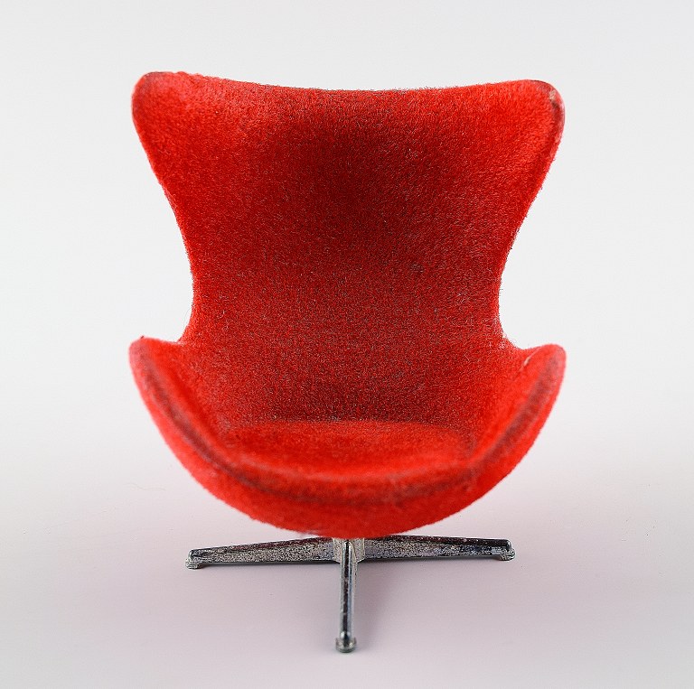 Arne Jacobsen miniature "egg" in red.