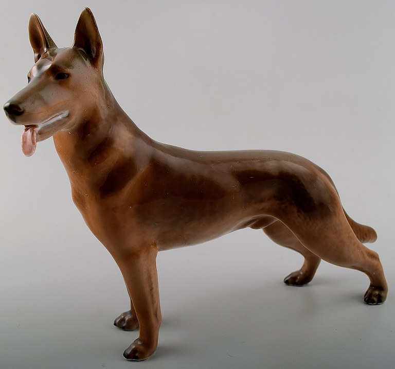 Kgl. P. Royal Copenhagen 3261 Schæferhund af Th. Madsen. 
Måler 16 cm.