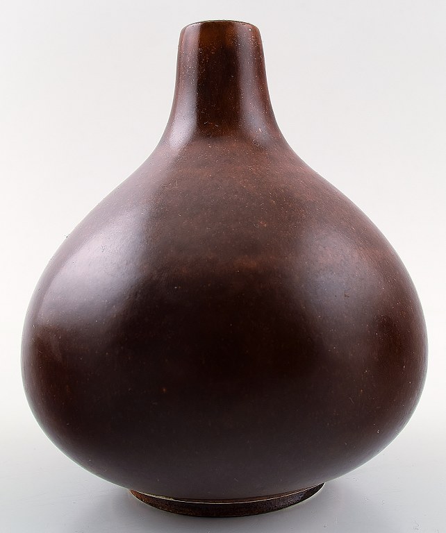 Saxbo stoneware vase in modern design, glaze in shades of brown.
