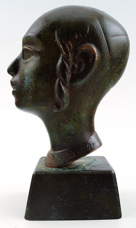 Bronze, jew in profile on base.
