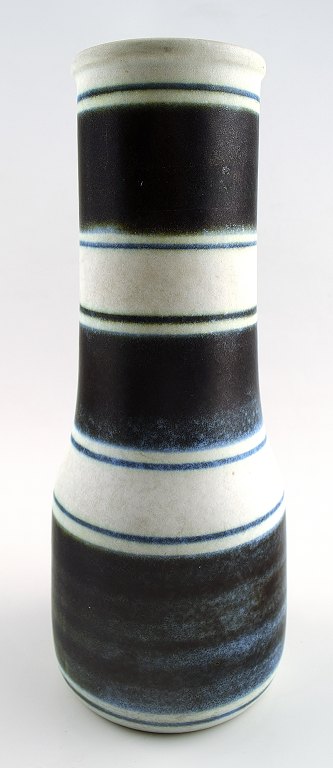 Keramik vase af GUNNAR NYLUND for Rörstrand.
"Bandefrillo".