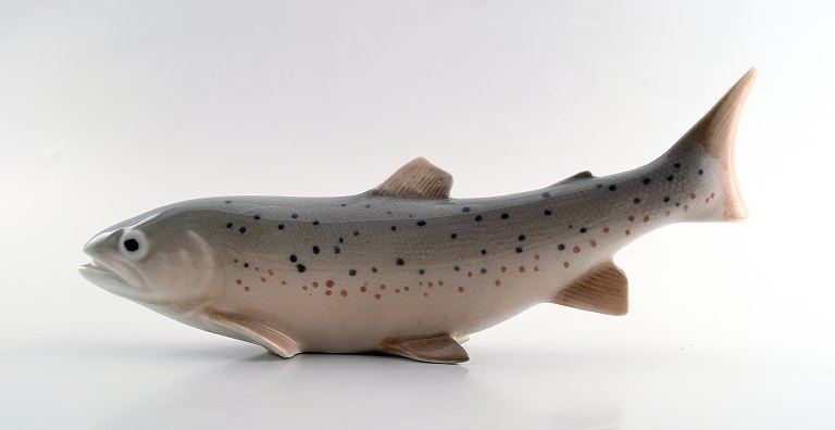 Royal Copenhagen ørred,  fiskefigur modelnummer 2676. 
