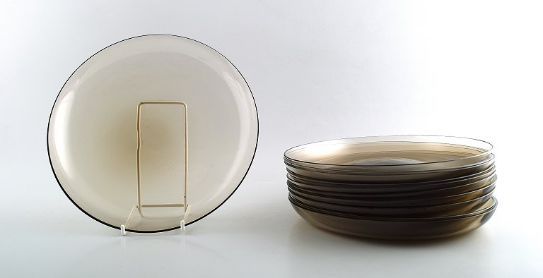 11 dishes in smoke-colored art glass, Josef Frank.
Reijmyre / Gullaskruf.