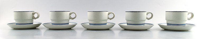 Stig Lindberg (1916-1982), Gustavsberg. 5 sæt "Dart" kaffekopper i håndmalet 
stentøj.