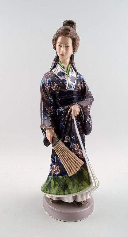 Porcelain figurine no. 1159, Japanese woman by Jens Peter Dahl Jensen.
