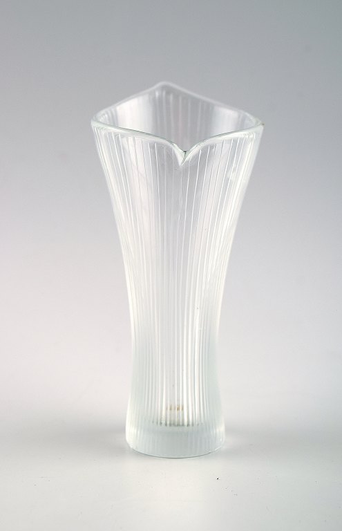 Tapio Wirkkala for Iittala. 
Klar kunstglas vase med indgraveret dekoration i form af striber.