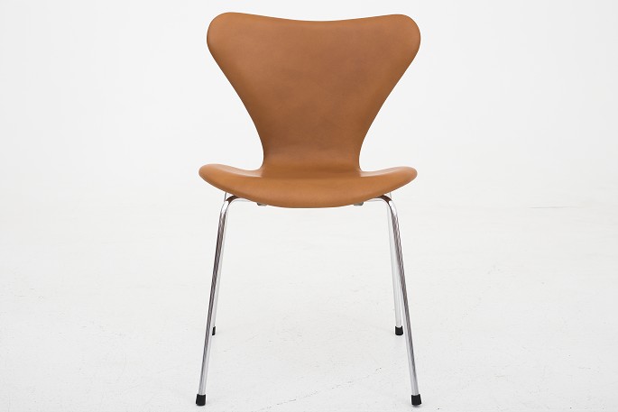 Arne Jacobsen / Fritz Hansen
AJ 3107 - Reupholstered in KLASSIK Cognac. We offer upholstery of AJ 3107 in 
fabric or leather of your choice. Contact us for more information.
Availability: 6-8 weeks
