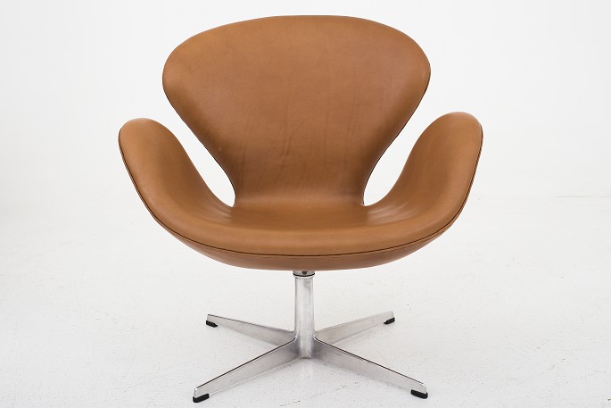 Arne Jacobsen / Fritz Hansen
AJ 3320 "The Swan" easy chair with old frame, reupholstered in KLASSIK Cognac 
leather
Availability: 6-8 weeks
Condition: Newly restored
