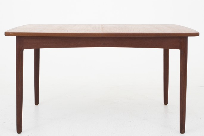 Erik Wørts / Snedkermester Henrik Wørts
Spisebord i teak m. hollandsk udtræk
Se tilhørende stole med emnenummer: 1030055
S.
Pæn, brugt stand
1 stk. på lager
