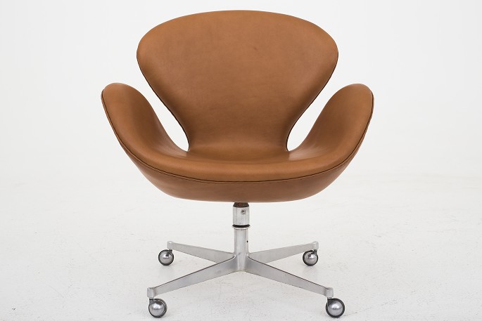 Arne Jacobsen / Fritz Hansen
AJ 3324 - Reupholstered "The Swan" in KLASSIK Cognac leather, wheels and tilt 
function. Old base
Availability: 6-8 weeks
We can offer upholstery of the Swan in fabric or leather of your choice. Please 
contact us for more information.

