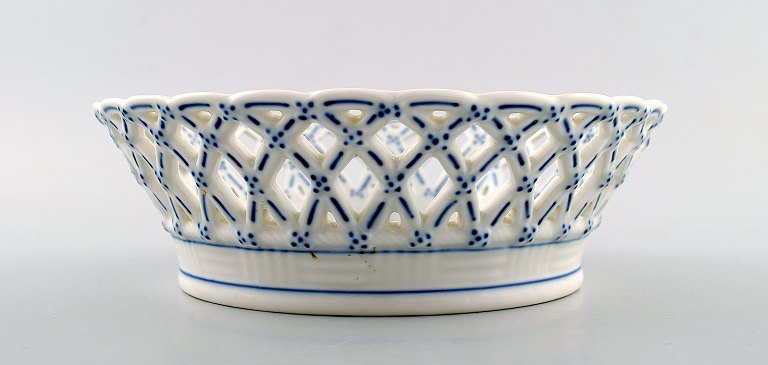 Royal Copenhagen Blue fluted full lace fruit basket
No. 1054, 1st. factory quality.