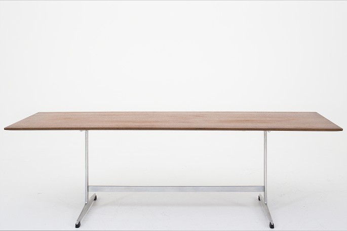 Arne Jacobsen / Fritz Hansen
Coffee table with original top in teak and frame in aluminium. From 1963
1 pc. in stock
Good, used condition
Shown in KLASSIK Flagship Store - Bredgade 3, 1260 KBH K.
