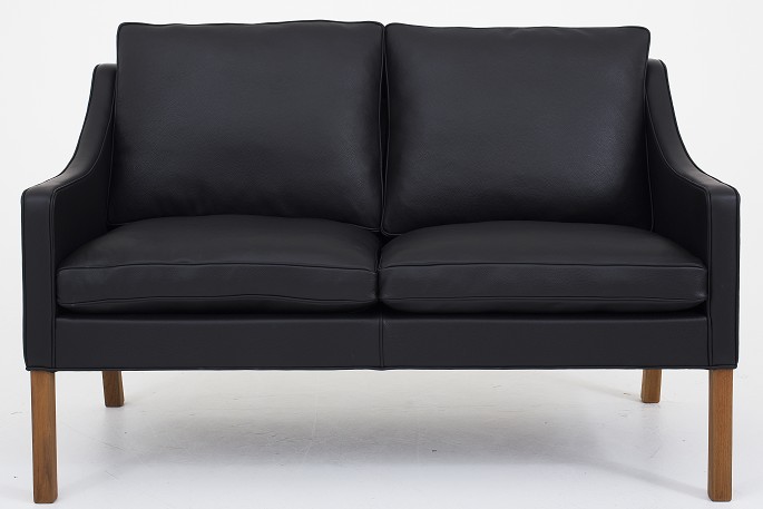 Børge Mogensen / Fredericia Furniture
BM 2208 - Reupholstered 2-seater sofa in black Klassik leather and legs in 
mahogany. KLASSIK offers upholstery of the sofa in fabric or leather of your 
choice.
Availability: 6-8 weeks
Renovated
