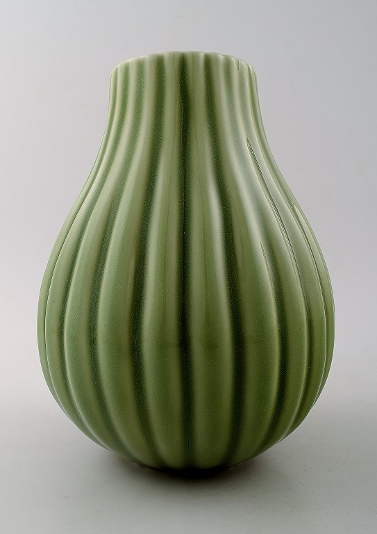 Axel Salto for Royal Copenhagen : Vase af stentøj modelleret med vertikale 
riller i relief, dekoreret med celadonlasur.