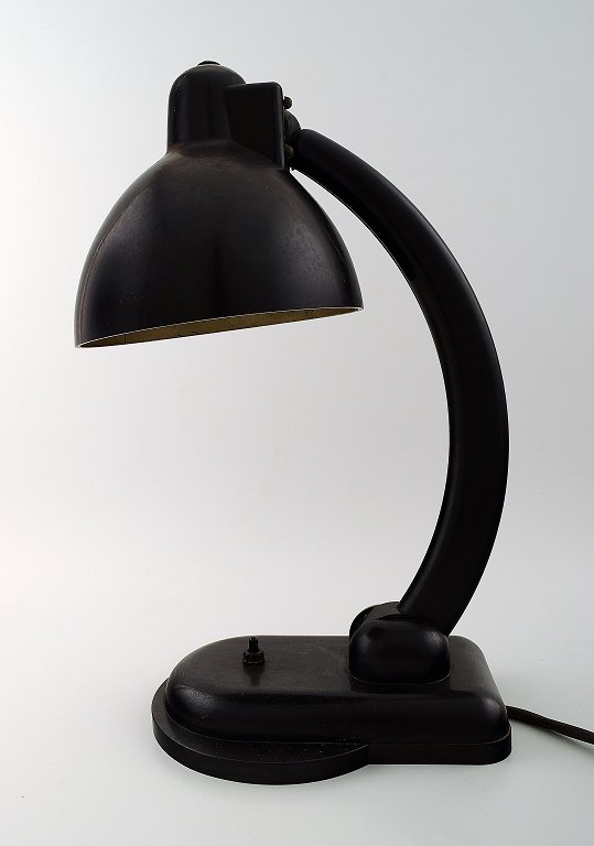 Industrial table lamp in bakelite.
Germany 1930 / 40 s. Bauhaus.