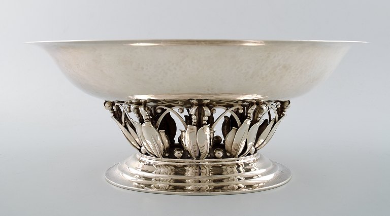 Georg Jensen, b. Rådvad 1866, d. Hellerup 1935.
Oval, hammered sterling silver centrepiece. Enchased with leaves in relief. 
Georg Jensen anno 1920.