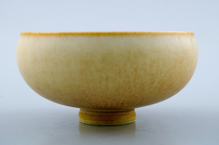 Berndt Friberg (1899-1981), Gustavsberg Studiohand 
Keramikskål, smuk glasur i gule nuancer.