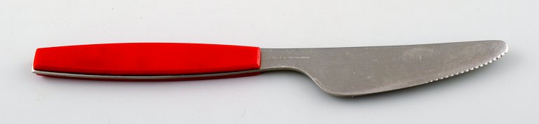 8 frokostknive, Henning Koppel. Strata bestik af rustfrit stål og rød plast. 
Fremstillet hos Georg Jensen.