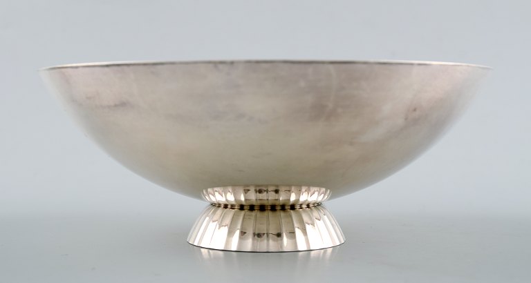 Georg Jensen. Sigvard Bernadotte (1907-2002). Moderne skål af sterlingsølv, 
dessin nr. 823.