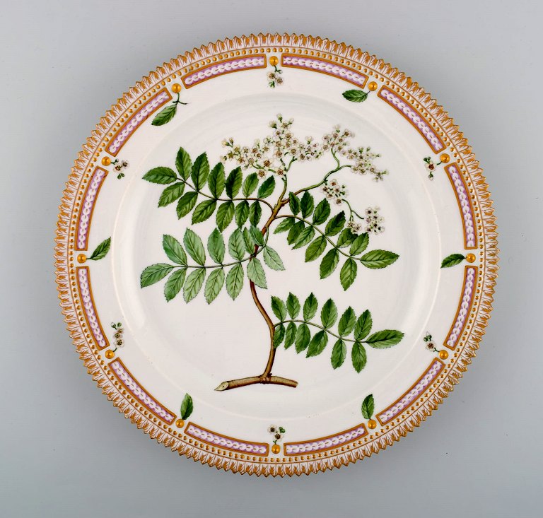 Royal Copenhagen Flora Danica. Rundt serveringsfad. Model # 3524. Diameter 33 
cm.