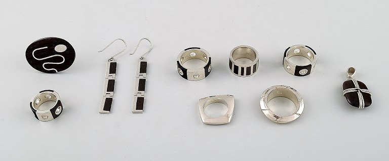 Samling smykker af sterlingsølv, de fleste med monteringer af ibenholt, 
bestående af 6 ringe, to vedhæng og et par ørehængere. 
Dansk design.