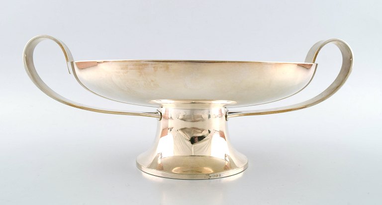 Large bowl / centerpiece in silver plate designed by Christian Fjerdingstad for 
Christofle.