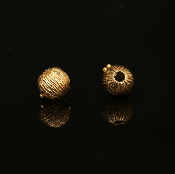 Ole Lynggaard, 14ct gold, sphere shaped locking mechanism