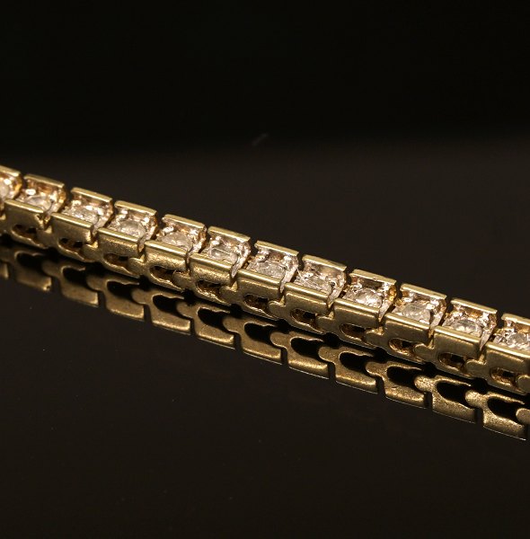 Tennis wristband, 10ct gold with 61 diamonds, each around 0,03Ct
In total 1,83Ct