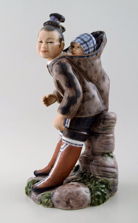 Dahl Jensen. Eskimokvinde med barn, figur af porcelæn, nr. 1227. 
