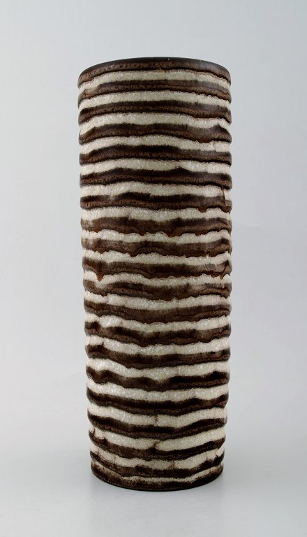 Helge Østerberg/Osterberg: Vase of burnt chamotte clay, brown stripes.