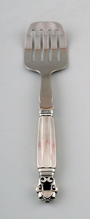 Georg Jensen Sølv Konge Silde/Sardin Serveringsgaffel, med gaffel i rustfrit 
stål.