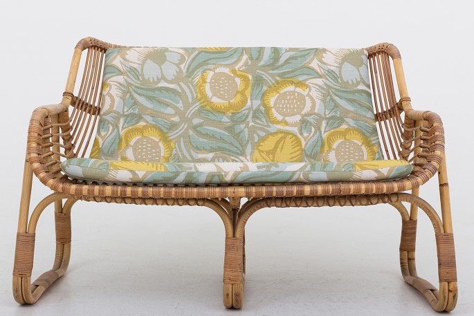 Peter Hvidt & Orla Mølgaard-Nielsen for Horsnæs.
Wicker sofa w. new cushions in "La Foret, Lemon" See matching easy chairs w. 
ref. no. 1035382.
1 pc. in stock
Good condition
Location: KLASSIK Flagship Store - Bredgade 3, 1260 KBH. K.
