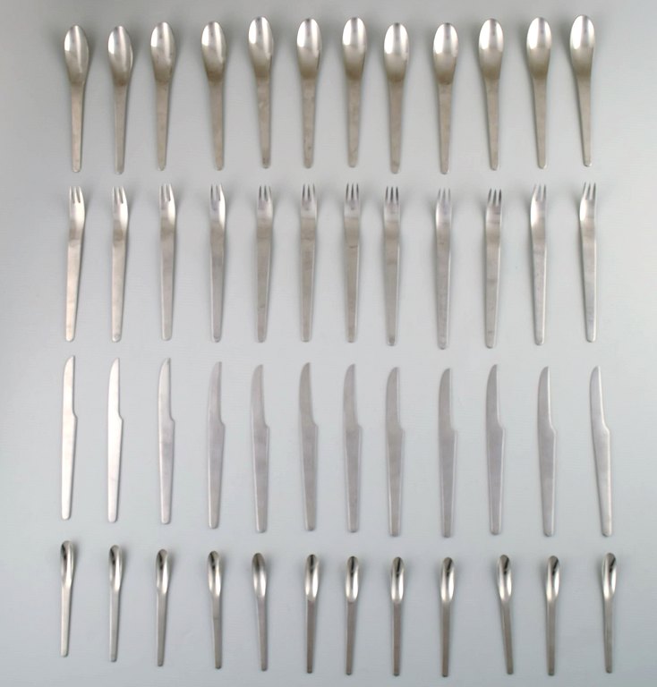 AJ cutlery by Arne Jacobsen, 1957. Georg Jensen.
Complete dinner service for twelve people. A total of 48 parts.