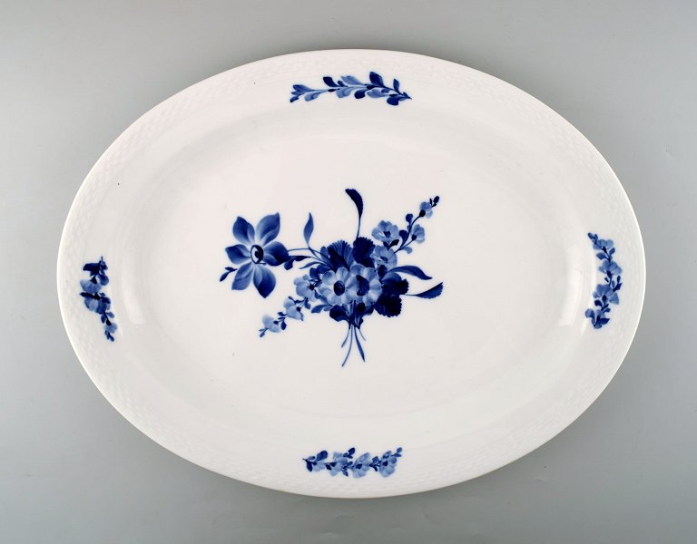 Kgl. Blå blomst flettet Kongelig porcelæn. 
Royal Copenhagen Blå blomst flettet. 
Stort serveringsfad nr. 10/8019.