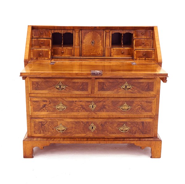 Baroque bureau, walnut. Denmark circa 1750. H: 105cm. W: 112cm. D: 88cm