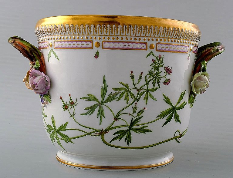 Royal Copenhagen "Flora Danica" stor vinkøler af porcelæn, dekoreret i farver og 
guld med blomster, hanke i form af snoede grene med pousserede blomster.