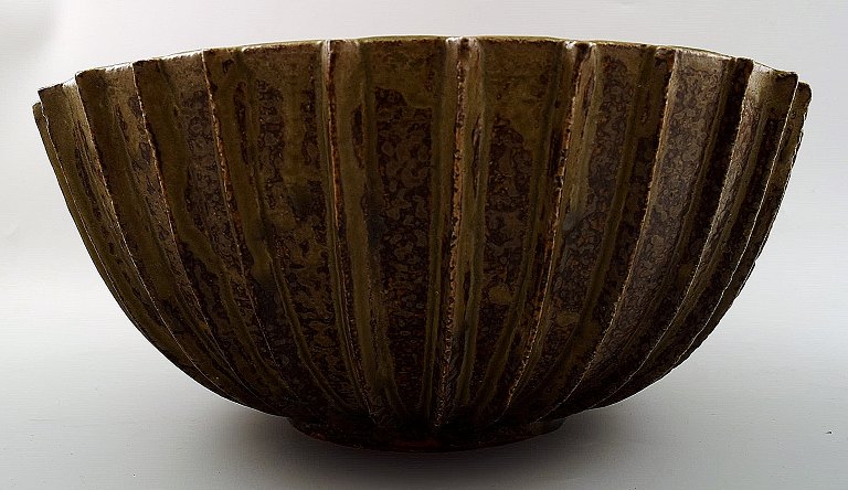 Arne Bang. Very large bowl of stoneware with fluted body with brown-green glaze.