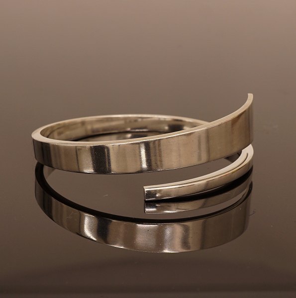 Georg Jensen: Armring, Sterlingsilber. 6,7x6,7cm. G: 50gr