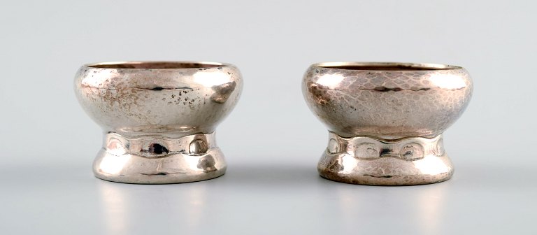 To Evald Nielsen skønvirke saltkar, hammerslået sølv, 830s.
