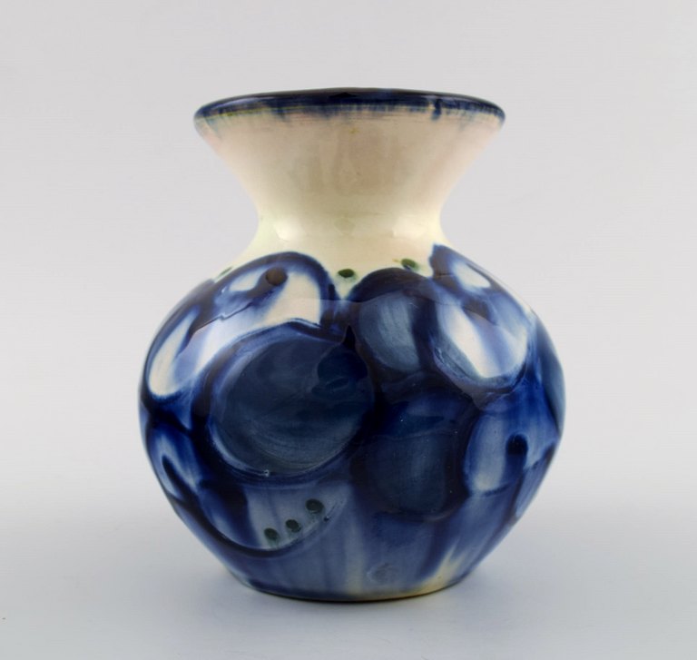 Kähler, Denmark, glazed stoneware vase. 1940s.
Cow horn glaze.