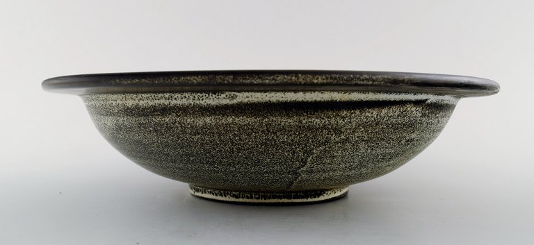 Kähler, Denmark, glazed stoneware dish 1930s.
Designed by Svend Hammershoi.