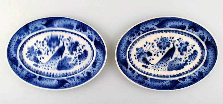 Peacock from Copenhagen faience / Aluminia.
Large oval platter in earthenware. 2 pcs. in stock.