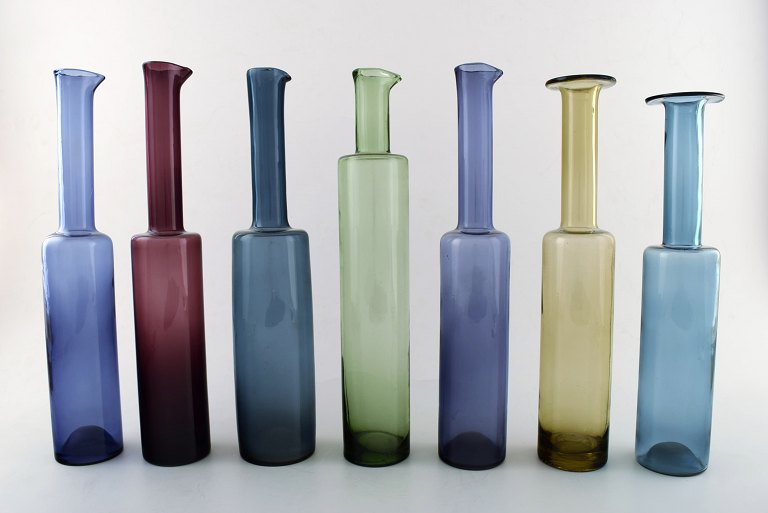 Nanny Still for Riihimäen Lasi, finsk glaskunst syv dekorationsflasker, 
vaser/kander/karafler.