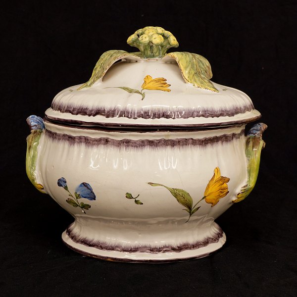 Faience tureen made in Stralsund circa 1770. H: 26cm. D: 30cm