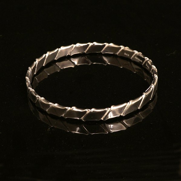 Hans Hansen armring i sterlingsølv. #205. Omkreds ca. 20,4cm. V: 26gr